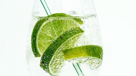 Agua con limón en ayunas: mitos y verdades!