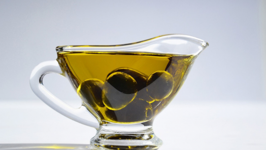 ¿Qué hace el aceite de oliva en la piel?