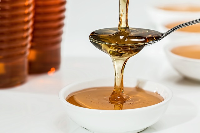 ¿Qué beneficios tiene la miel en la piel?
